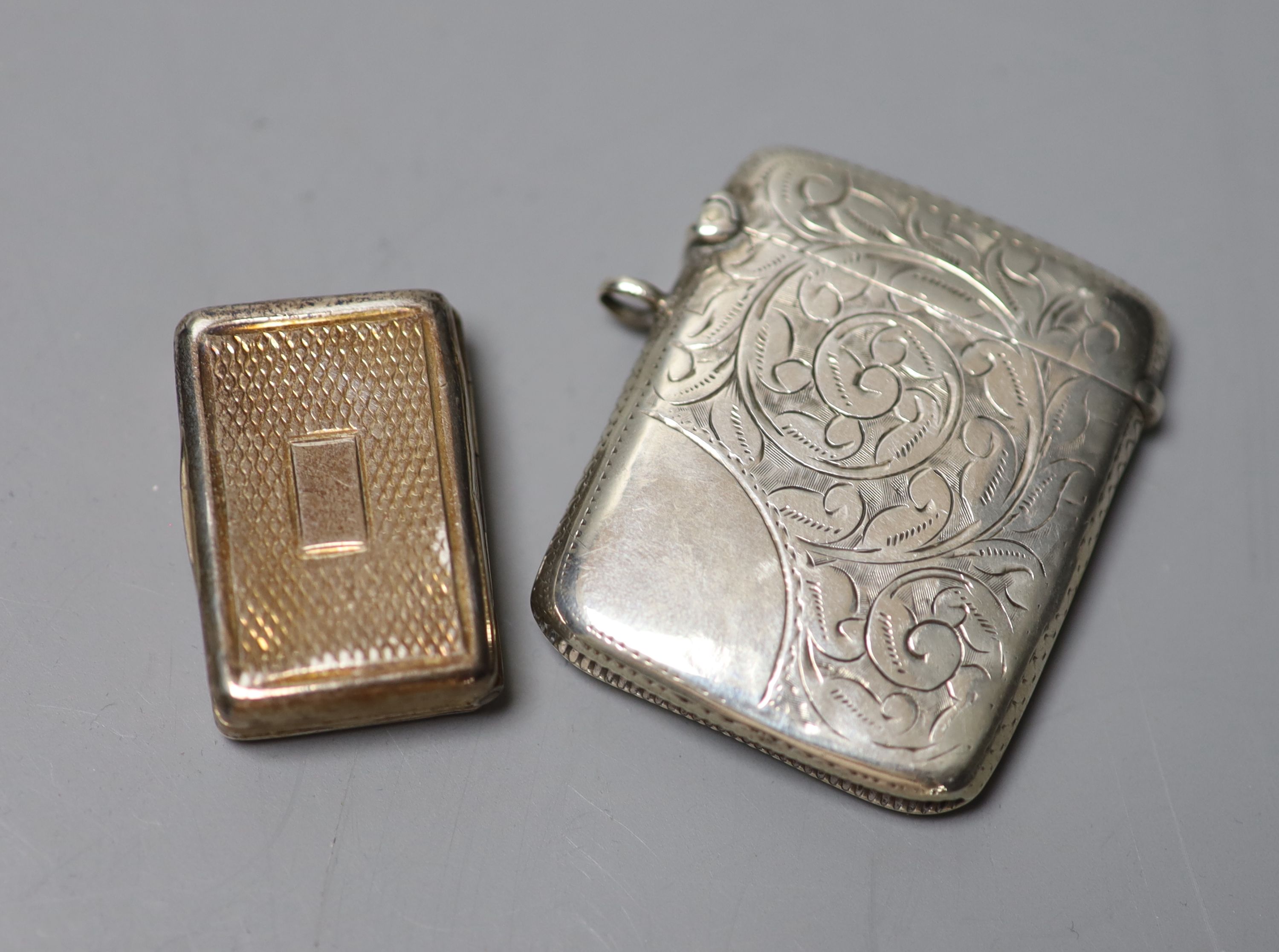 An early Victorian silver vinaigrette, Birmingham, 1838, 32mm and a silver vesta case.